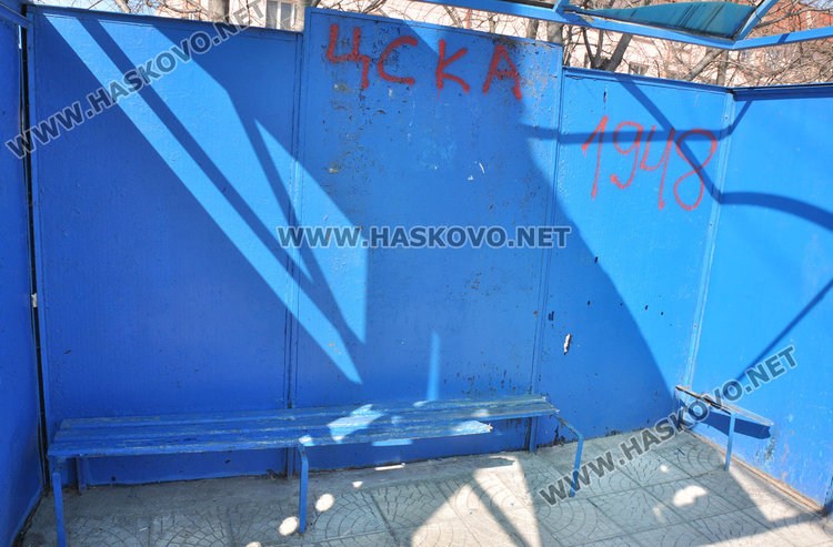  Читател: Спирка на бул. “Раковски” цяла година стои потрошена