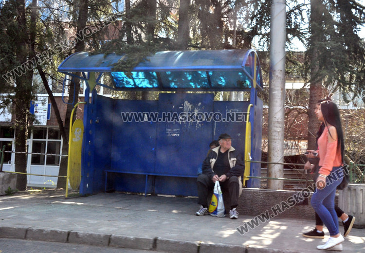  Читател: Спирка на бул. “Раковски” цяла година стои потрошена