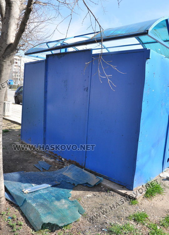  Читател: Спирка на бул. “Раковски” цяла година стои потрошена