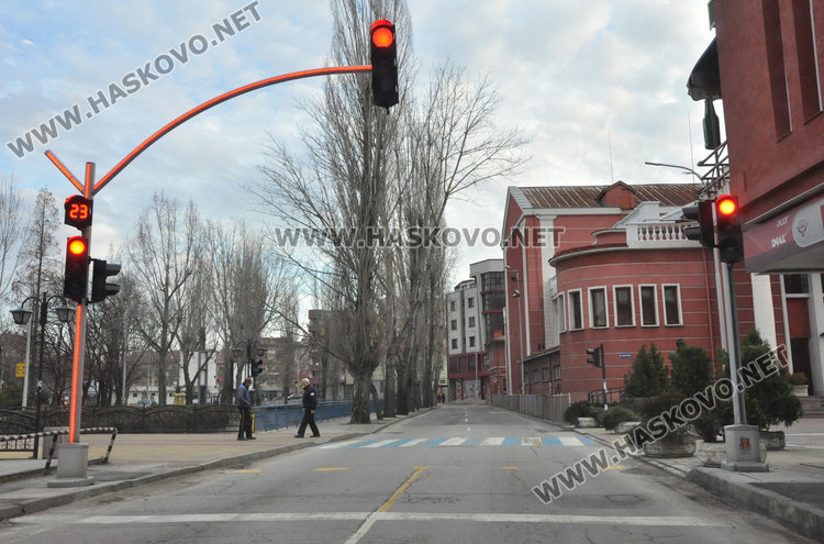 Светофарът до театъра стана полу-лед