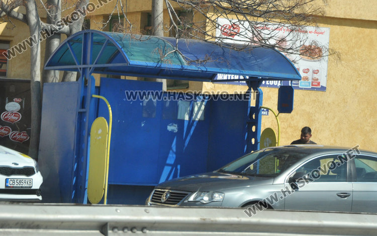  Читател: Спирка на бул. “Раковски” цяла година стои потрошена