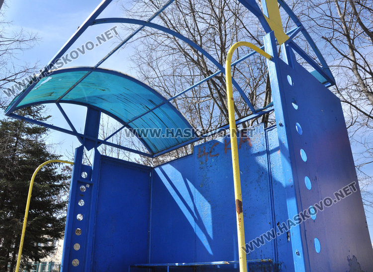  Читател: Спирка на бул. “Раковски” цяла година стои потрошена