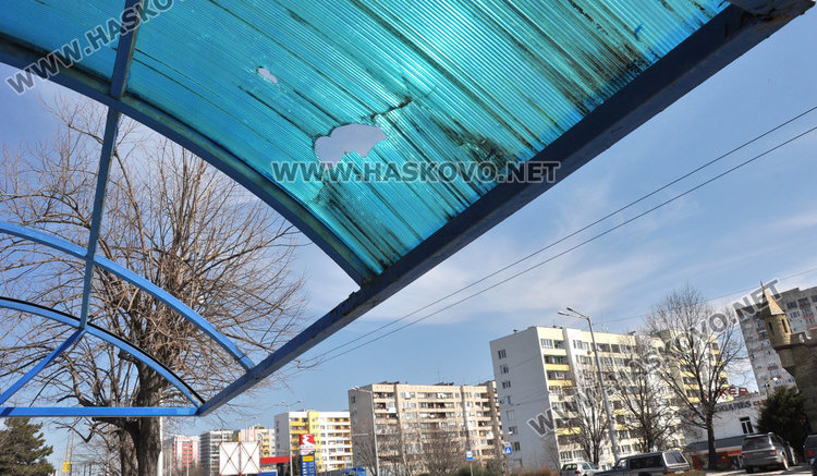  Читател: Спирка на бул. “Раковски” цяла година стои потрошена