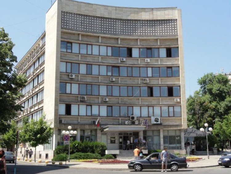 Данъчните вадят на тезгяха кола за 350 лв.