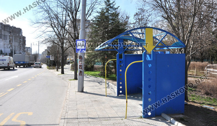  Читател: Спирка на бул. “Раковски” цяла година стои потрошена