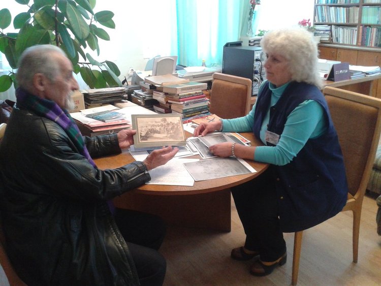 Ценно дарение от снимки и документи дари славейновецът Димитър Мариновски на Държавния архив в Смолян