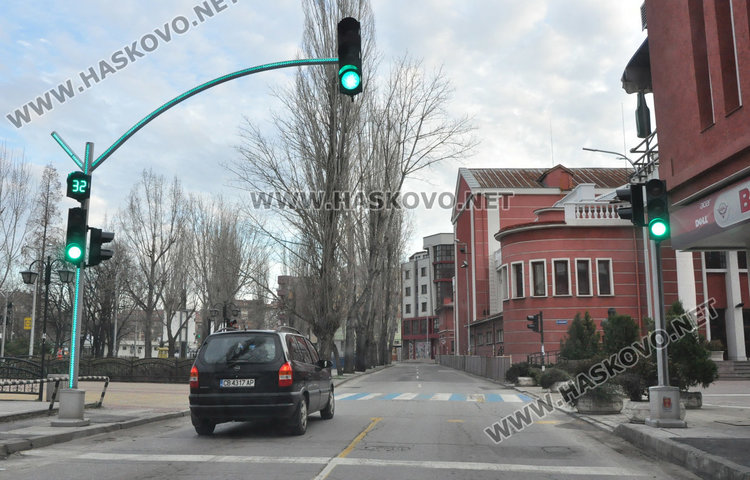 Светофарът до театъра стана полу-лед