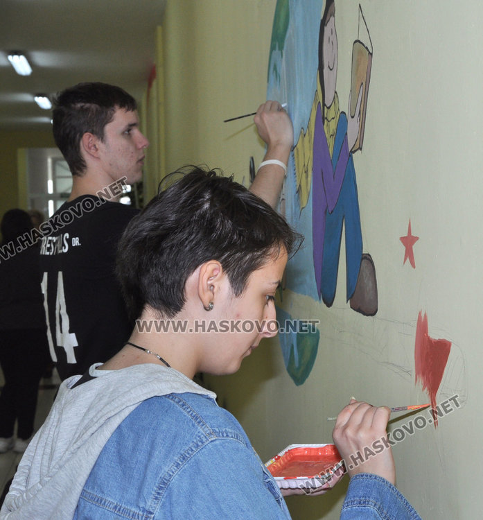 Доброволци от ПМГ рисуват приказни герои в Центъра за обществена подкрепа
