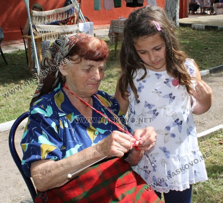 Проектът на читалището в село Крум е свързан със Световния ден на плетенето, който се отбелязва там