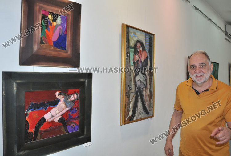 Михаил Лалов показва своите дами от багри  във „Форум“