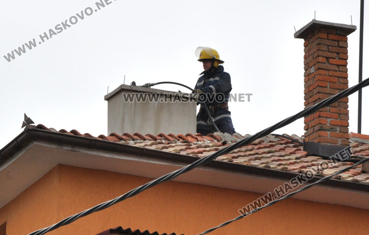 Задръстен комин изпуши и окади 3-етажна къща