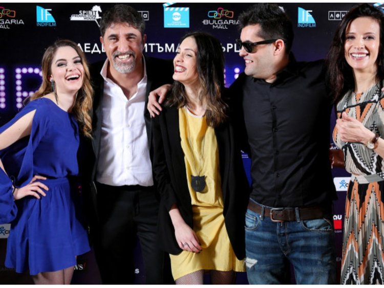 Яна Маринова, Луиза Григорова и Теодора Духовникова на пернишка сцена