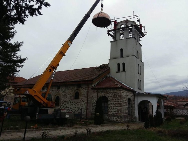 Църковната камбанария в Драгойново има нов купол