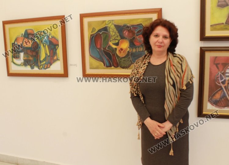 Художничка от Ловеч откри за пръв път своя изложба в Димитровград