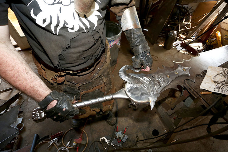 Як ирландец кове гигантски мечове и посича всичко (видео)