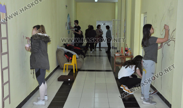 Доброволци от ПМГ рисуват приказни герои в Центъра за обществена подкрепа