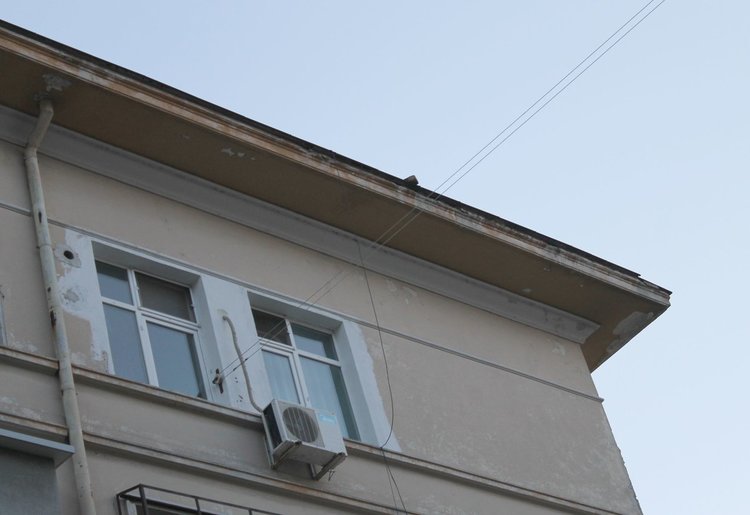 Комин се срути от силния вятър в Димитровград, потроши кола