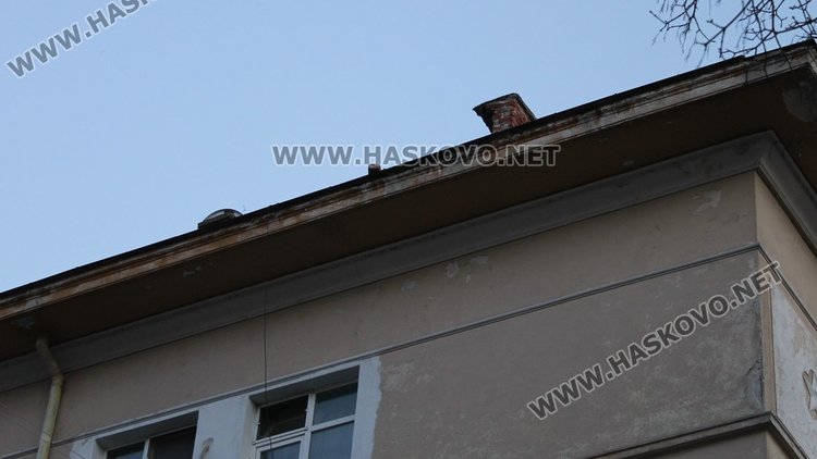 Комин се срути от силния вятър в Димитровград, потроши кола