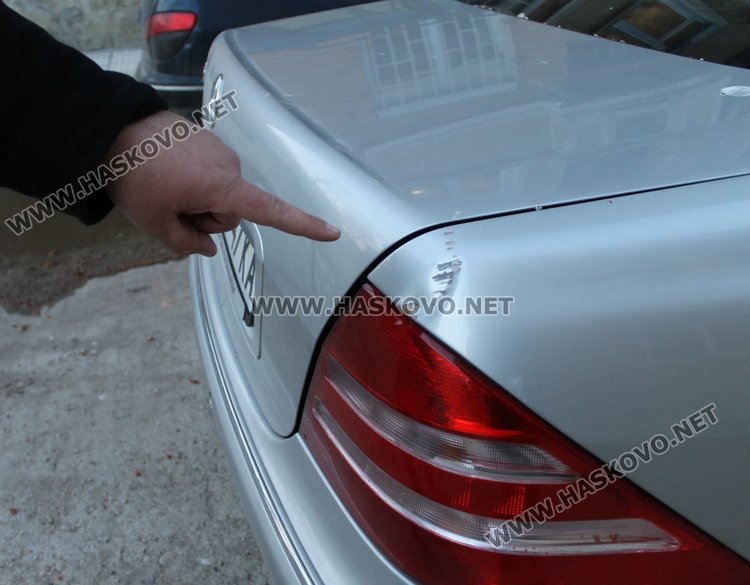 Комин се срути от силния вятър в Димитровград, потроши кола