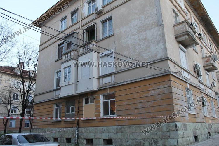 Комин се срути от силния вятър в Димитровград, потроши кола