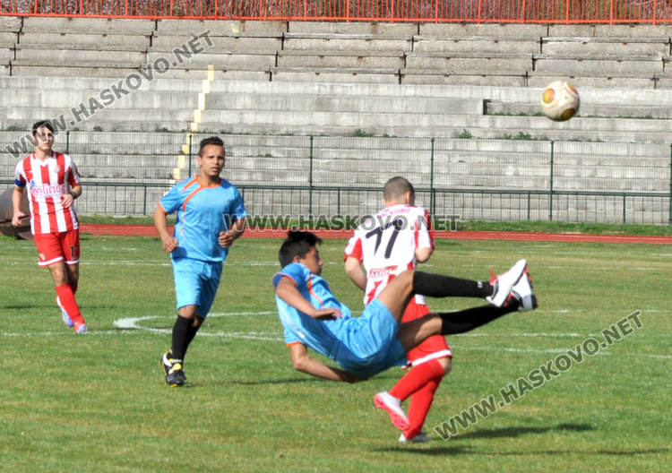 Първи мач на обновения стадион „Хасково”