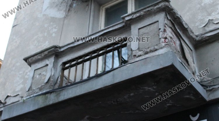 Комин се срути от силния вятър в Димитровград, потроши кола