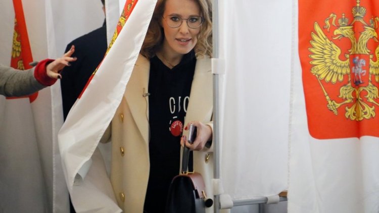 Собчак гласува и призова критиците на Владимир Путин да не бойкотират вота