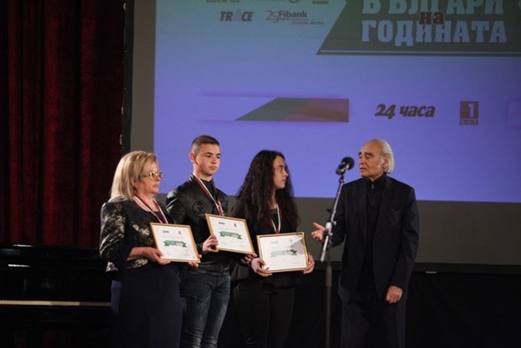 Церемонията се организира за 16-ти път от "24 часа", тази година наградени са кметицата и децата на Давидково, миналата година отличието получиха 16 момчета от Момчиловци, снимка : 24 часа