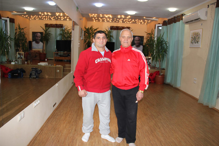 Иван Гарабитов /вдясно/ и един от най-титулуваните борци в историята ни Армен Назарян в йога зала „Шри Чинмой“ в център „Гарабитов“