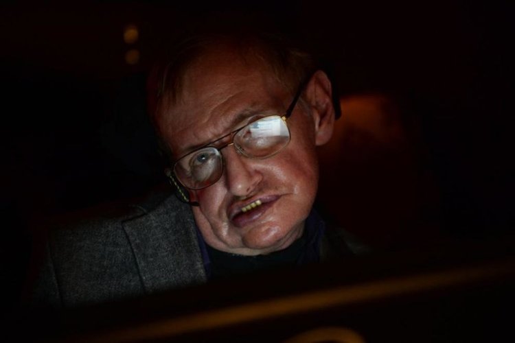 Последната прогноза на Стивън Хокинг: Вселената ще потъне в тъмнина 