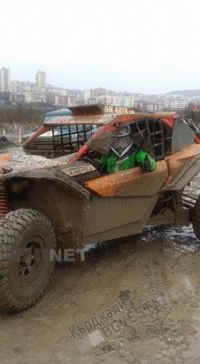 Георги Гочев и Пламен Богданов вдигнаха купата  в клас УТВ, кметът подкара машината