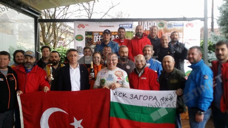 Георги Гочев и Пламен Богданов вдигнаха купата  в клас УТВ, кметът подкара машината