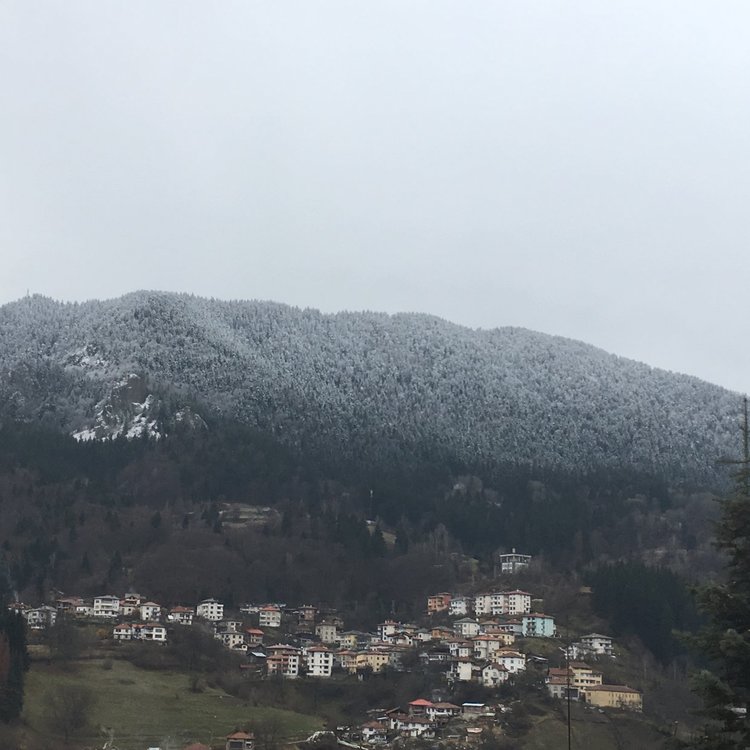 Облачен и дъждовен понеделник, ще продължи да духа