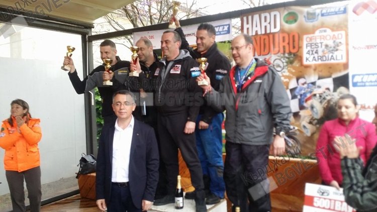 Георги Гочев и Пламен Богданов вдигнаха купата  в клас УТВ, кметът подкара машината