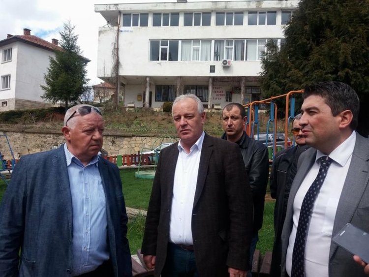 Инициираната среща от областният управител Недялко Славов и кмета Мелемов, е за да се обсъдят допълнителни мерки, за да няма напрежение сред хората