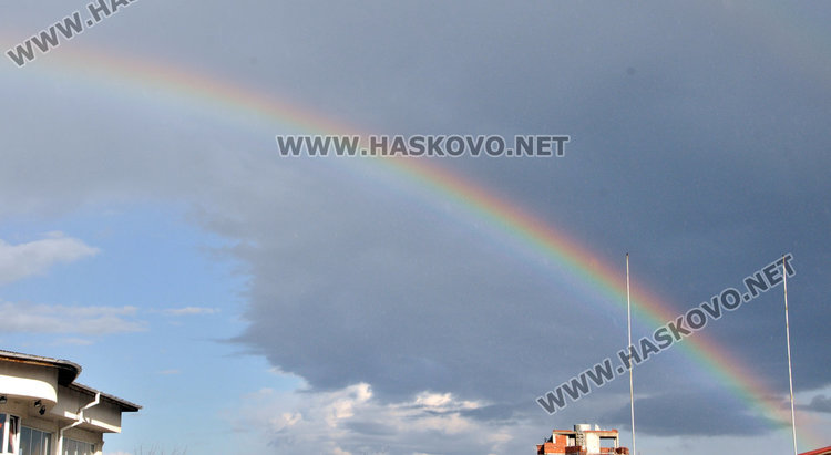 Сняг, дъжд, слънце и дъга в един ден в Хасково