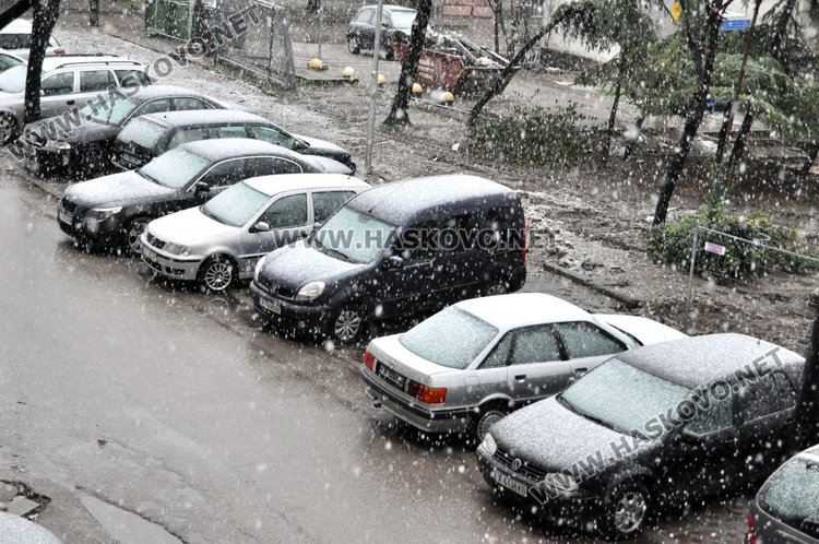 Сняг на едри парцали заваля в Хасково за Първа пролет