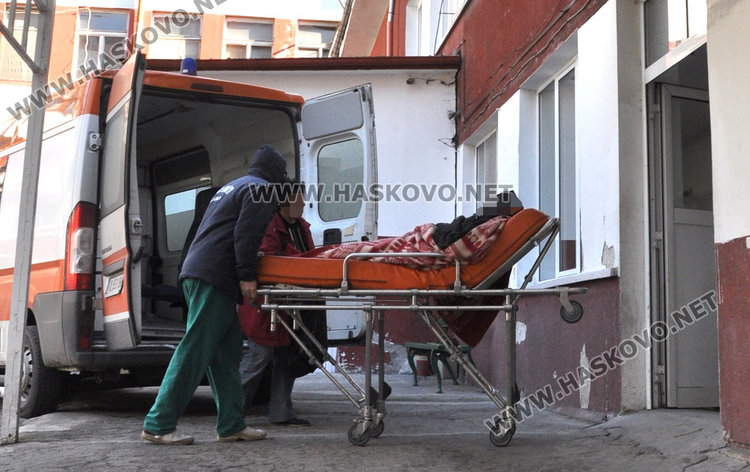 Шофьор на БМВ се заби челно в Голф, трима в болница