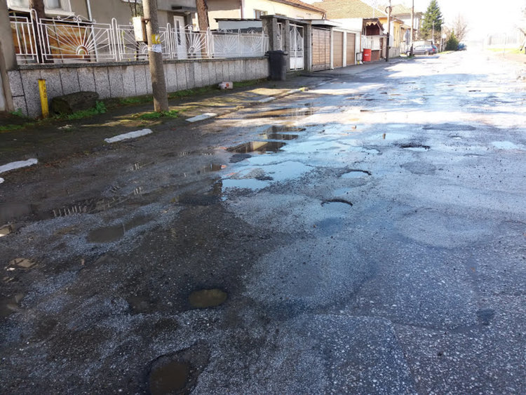 Пълнят дупките в асфалта след стабилизиране на времето