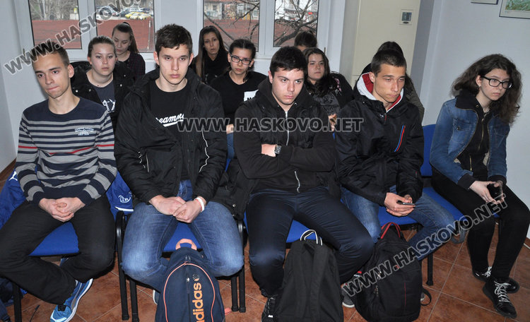 Съученици на загиналите в катастрофата Никол и Даяна от ПМГ в защита на паметта им