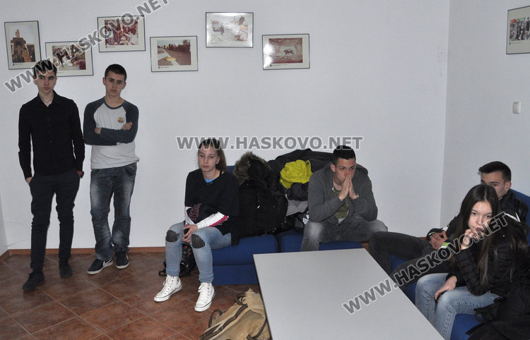 Съученици на загиналите в катастрофата Никол и Даяна от ПМГ в защита на паметта им