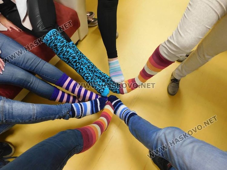 Шарени чорапчета напълниха Фейсбук в подкрепа на хората със синдром на Даун