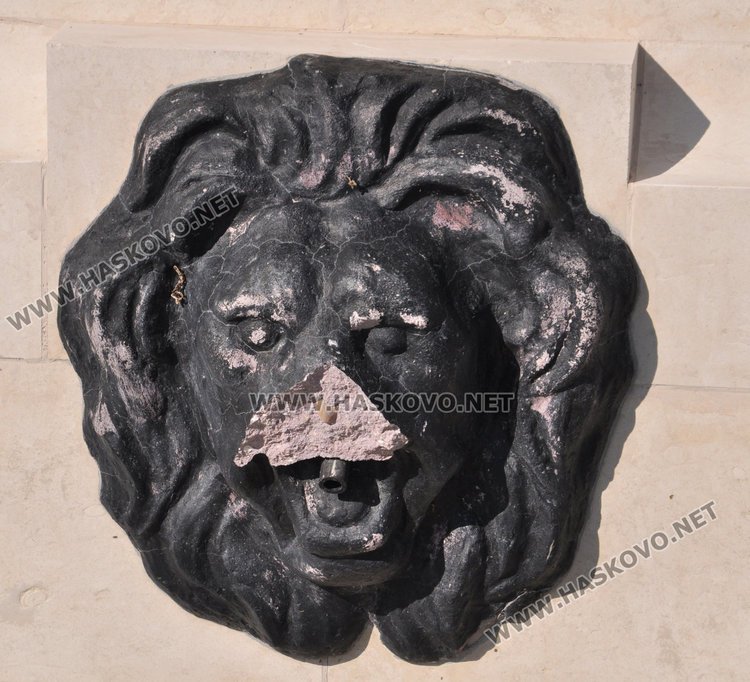 Вандали потрошиха орнаментите миналата година