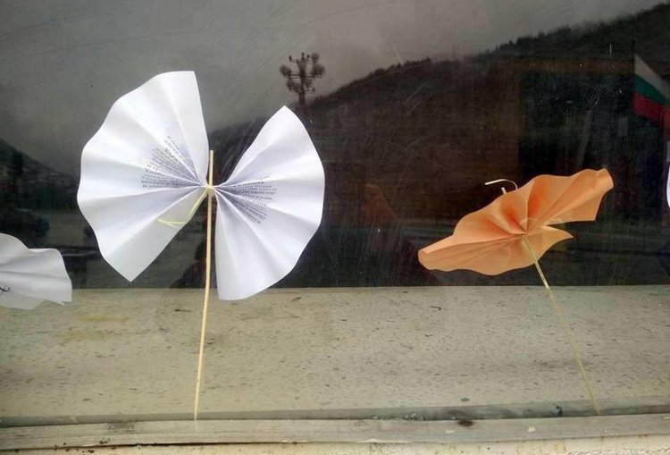 Млади поети „черпят“ гости със стихове, завити в цветя 