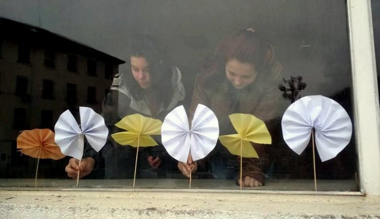 Млади поети „черпят“ гости със стихове, завити в цветя 