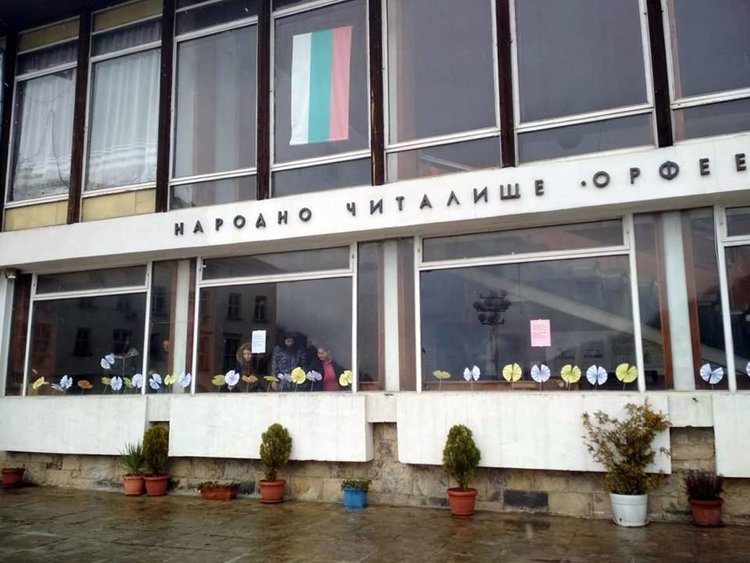 Млади поети „черпят“ гости със стихове, завити в цветя 