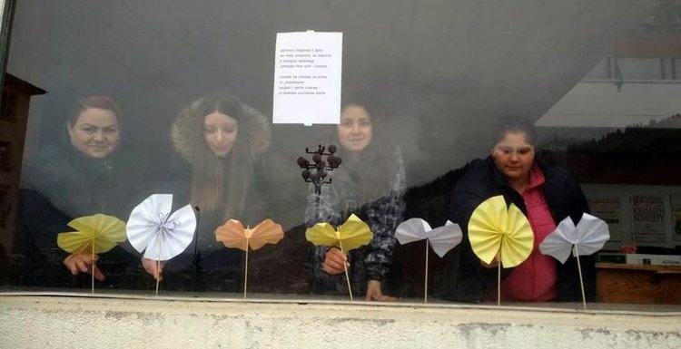 Млади поети „черпят“ гости със стихове, завити в цветя 