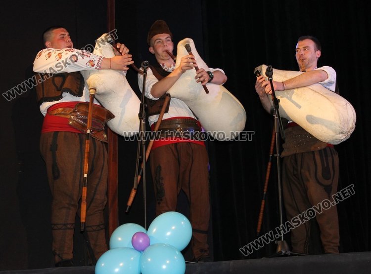 На сцената се изявиха и музикантите от оркестър "Големите гайди"