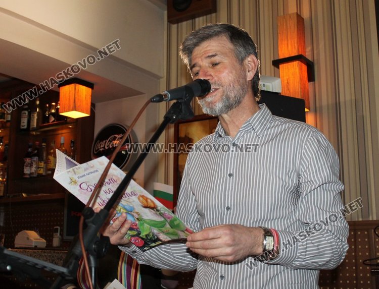 Атанас Капралов представи „Балът на цветята“ в Димитровград