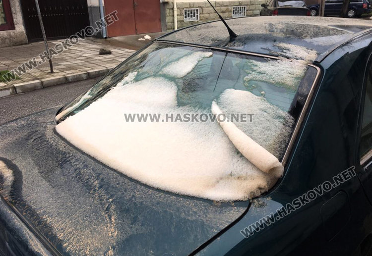 Червеникав сахарски сняг в Хасково, в събота пак ще вали  